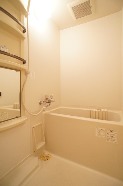 バス・シャワールーム　清潔感のある浴室で、１日の疲れを癒しリラックスできます。