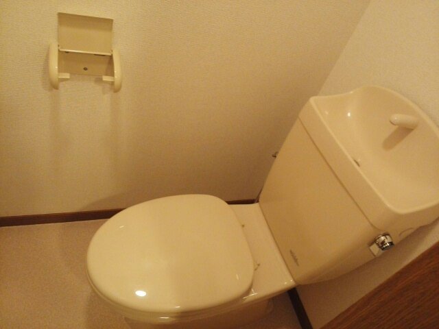 トイレ　落ち着いた色調のトイレです