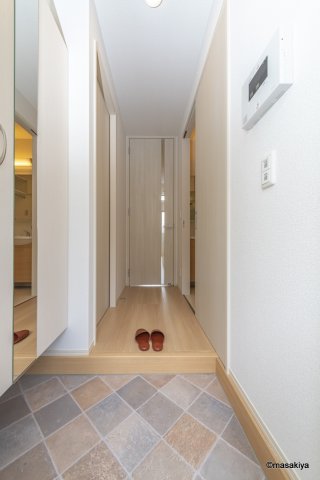 玄関　室内の写真は同じ建物内の別の間取りのものです。