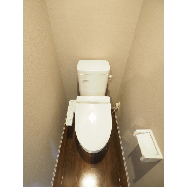 トイレ　※参考。同階反転タイプ。