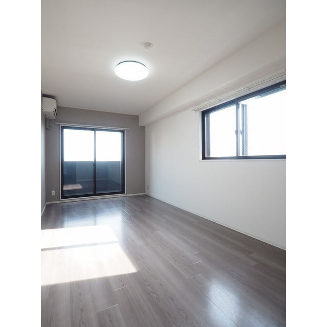 居室・リビング　※参考。同階反転タイプ。