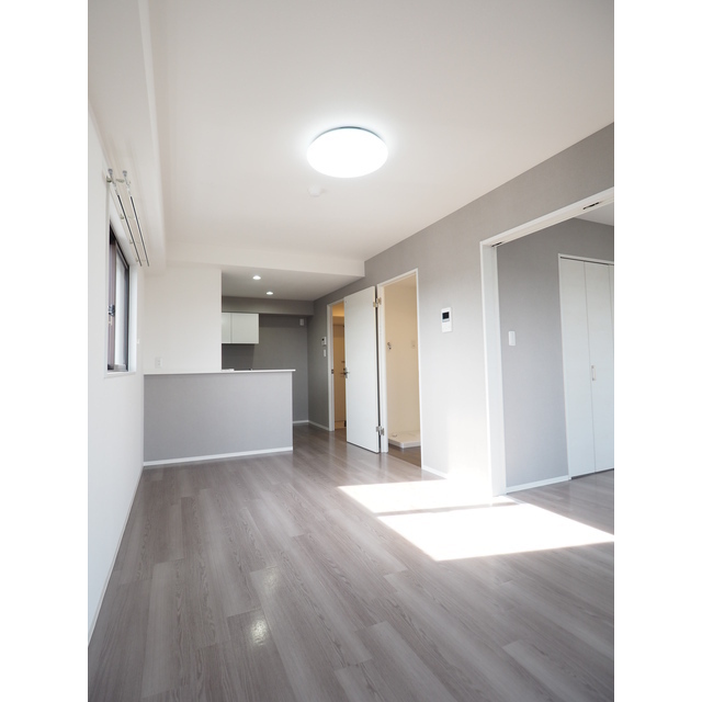 居室・リビング　※参考。同階反転タイプ。