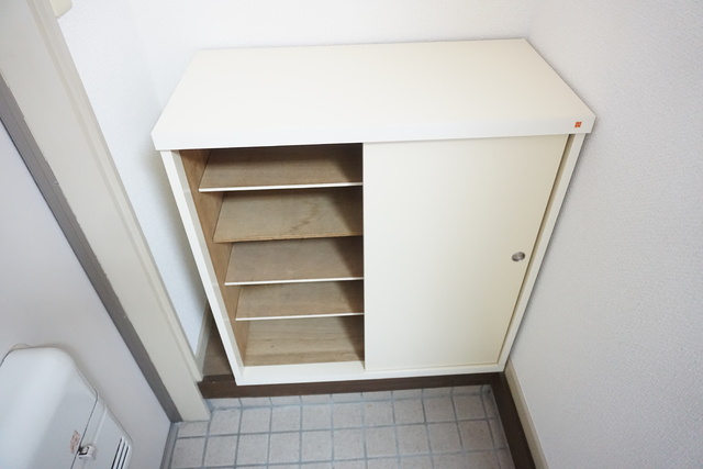 玄関　玄関に付いている下駄箱です。