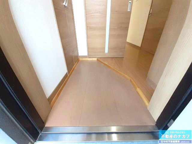 玄関　※過去の室内写真のため現況と異なる場合があります