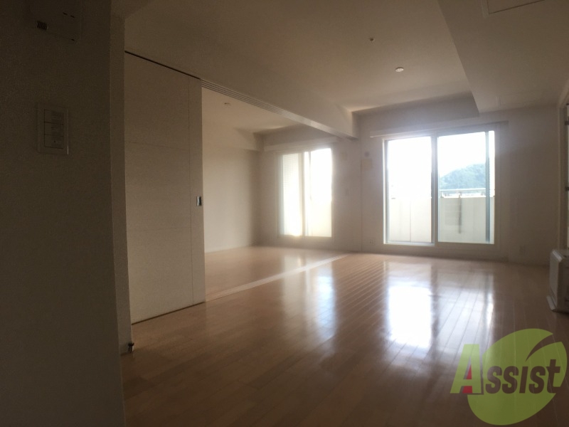 居室・リビング　リビングです。木目のフローリングが落ち着きますね。