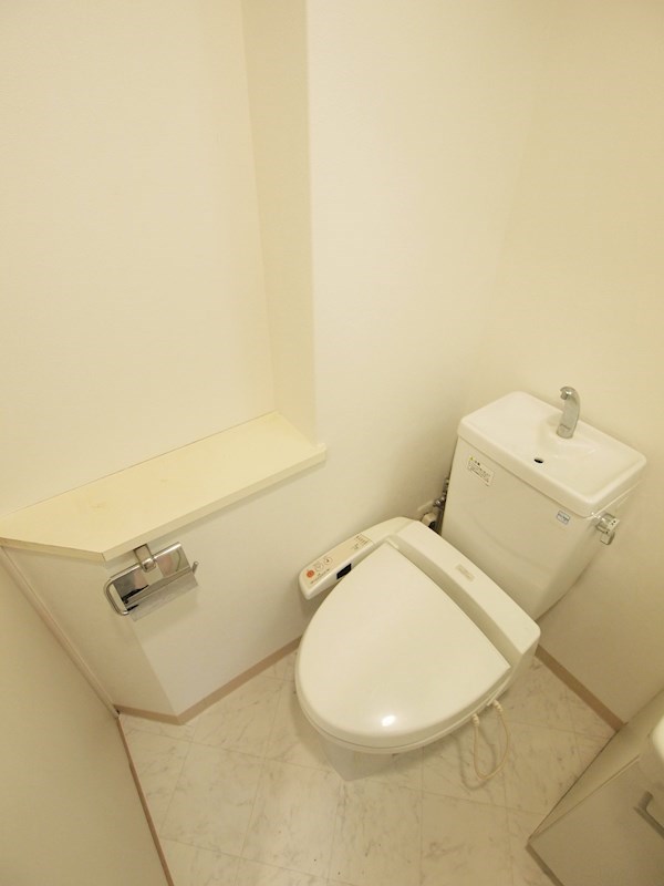 トイレ　温水洗浄便座。