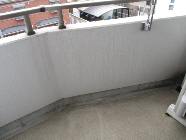 バルコニー　外からの目が気にならないバルコニーで洗濯物が干せます