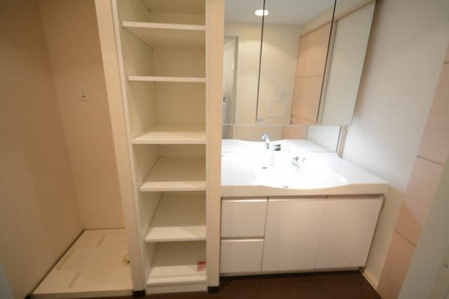 洗面設備　同物件、別部屋のお写真となります。ご参考までにご覧ください。