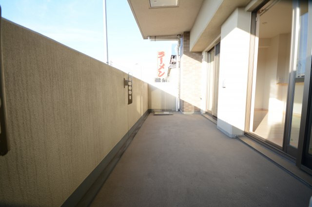 バルコニー　同物件、別部屋のお写真となります。ご参考までにご覧ください。
