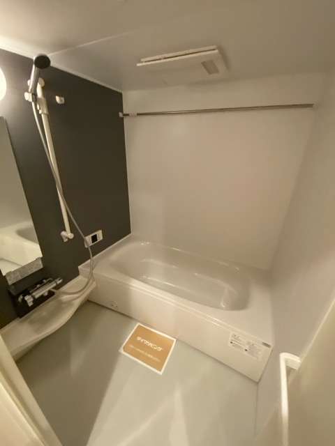 バス・シャワールーム　浴室乾燥・追い炊き機能付き♪