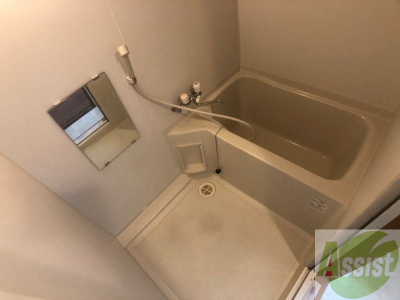 バス・シャワールーム　こちらはお風呂。一日の疲れをここで癒してください。