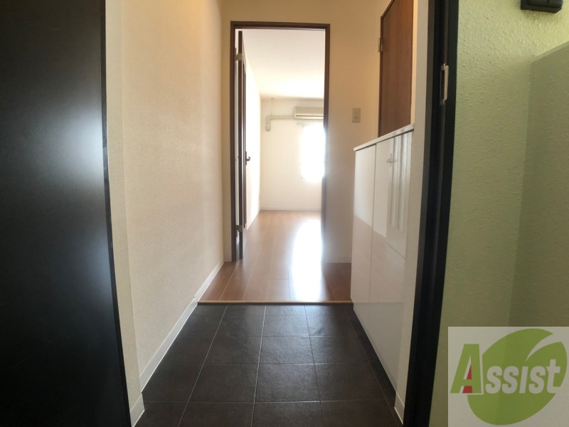 玄関　玄関の様子です。広い洋室にすぐ繋がっています。