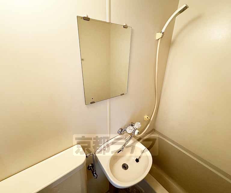 洗面設備　鏡付きです。