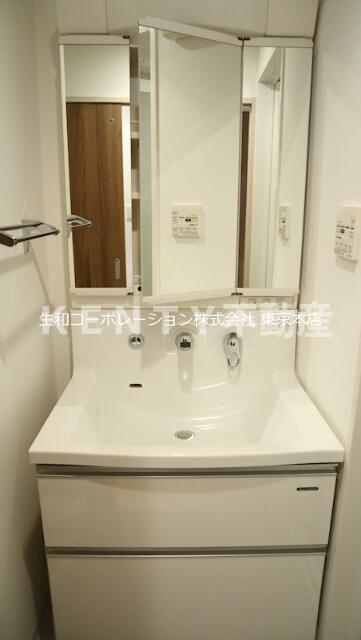 洗面設備　明るい洗面所です