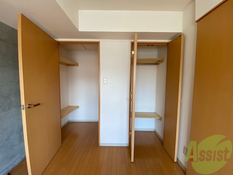 収納　こちらの収納にはハンガーをかけて服もしまえますね。