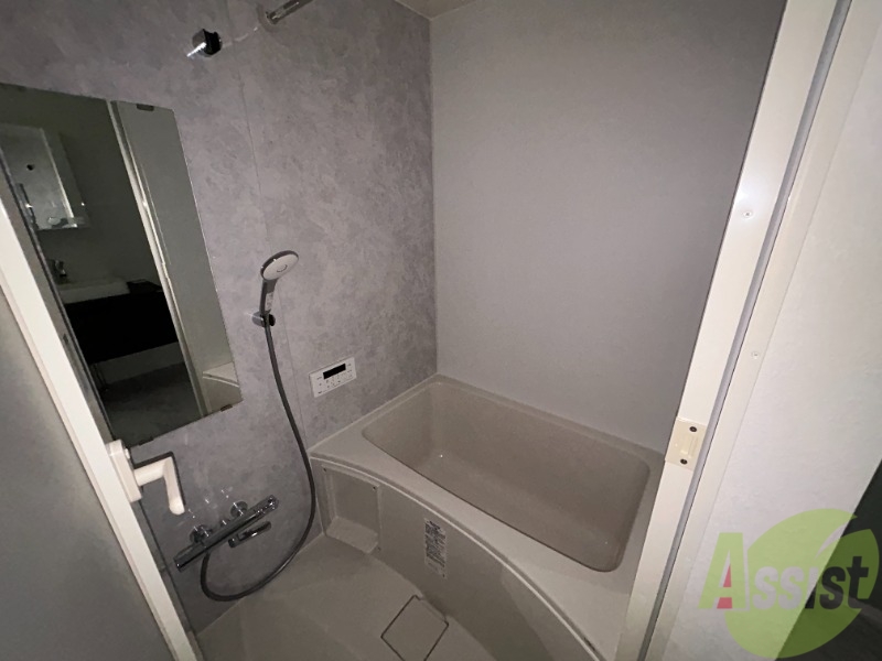 バス・シャワールーム　追い焚き機能の付いた浴槽と浴室乾燥機能の付いた浴室です。