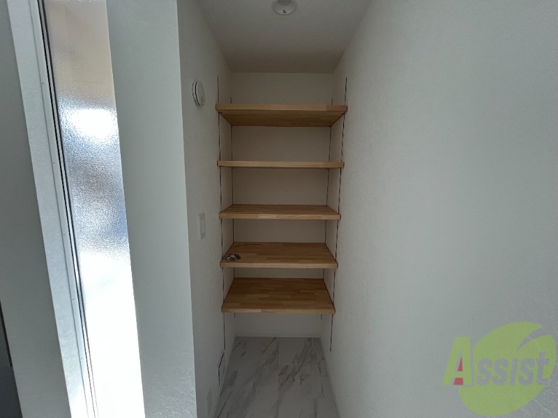 収納　玄関横に収納がございます。靴以外にも物が置けそうですね。