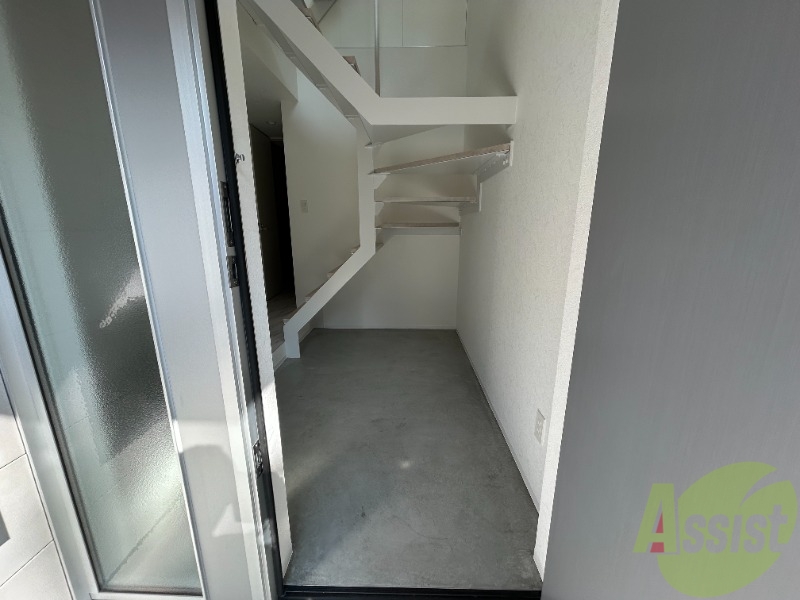 玄関　玄関からはこんな感じ。二階に上がる螺旋階段がございますね。