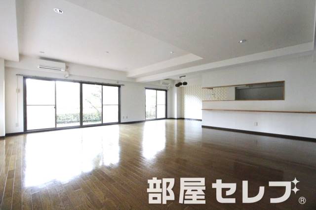 居室・リビング　広いリビングルーム。