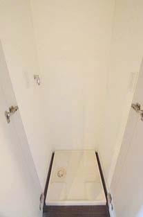 その他設備　★洗濯機置き場、扉付きで音も軽減★