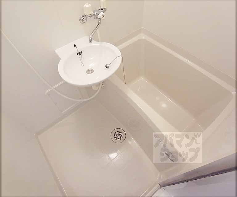 バス・シャワールーム　バスルームです。