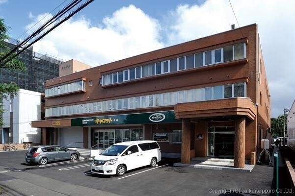 スーパー　C＆Cキャロット本店（スーパー）まで860m