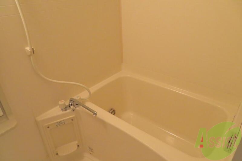 バス・シャワールーム　バス・トイレ別でシンプルですが、追焚機能も付いてます。