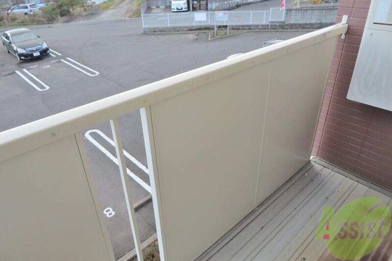 バルコニー　バルコニーがあって、洗濯物の外干しもＯＫです。