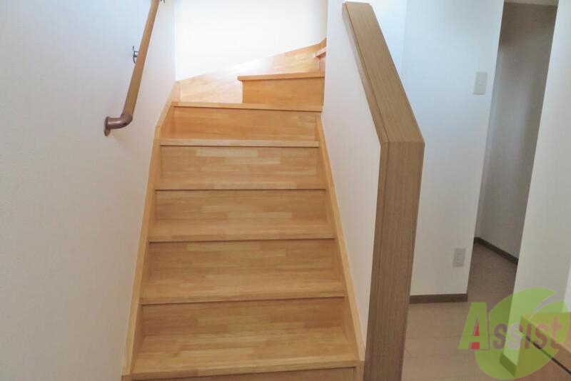 玄関　玄関からお部屋はこちらの階段を上って下さいね。