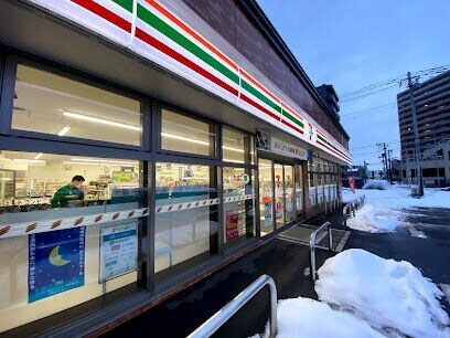 コンビニ　セブンイレブン札幌菊水9条店（コンビニ）まで378m