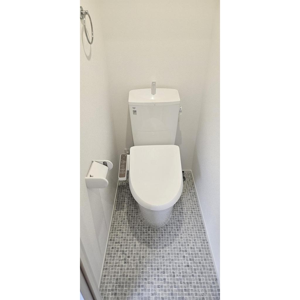 トイレ　落ち着いた色調のトイレです