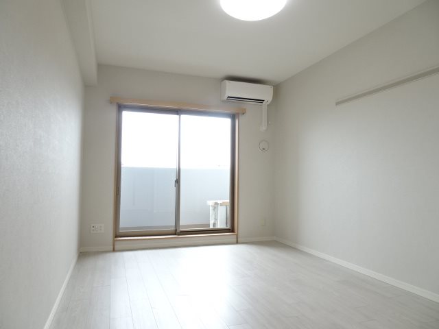 居室・リビング　フローリング張替済み！