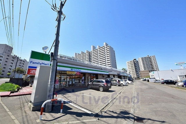 コンビニ　ファミリーマート札幌平岸5条店（コンビニ）まで357m