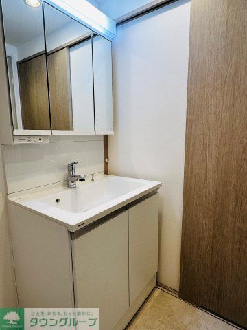 洗面設備　参考写真（別部屋フルリニューアル時）