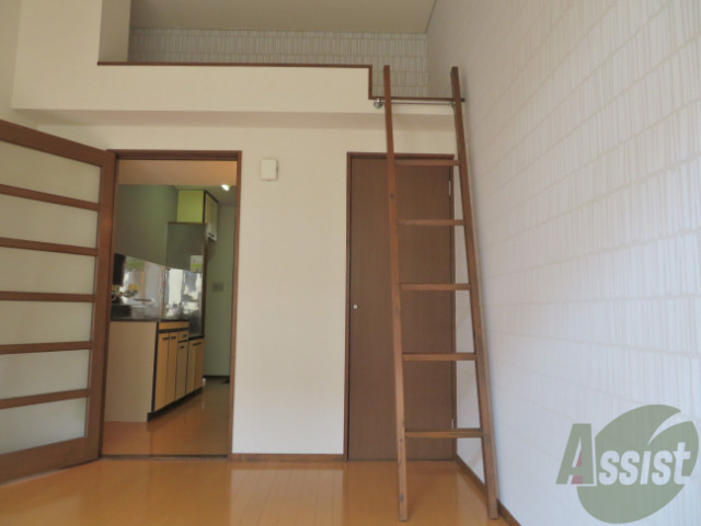 収納　ロフト付の洋室です。収納にもなりますので、便利です。