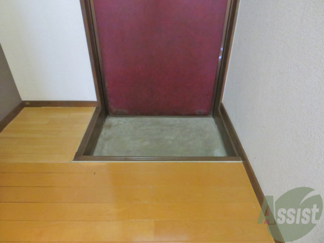 玄関　こちらは玄関です。充分なひろさですね。