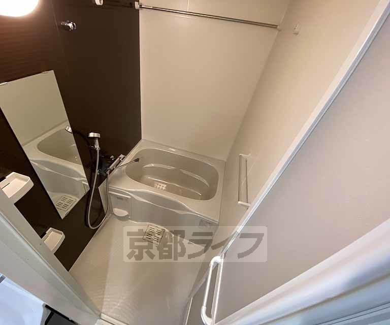 バス・シャワールーム　コンパクトな浴室です。