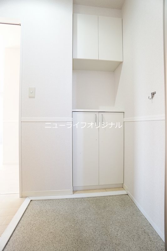 玄関　上下に分かれた使い勝手の良いシューズボックス。