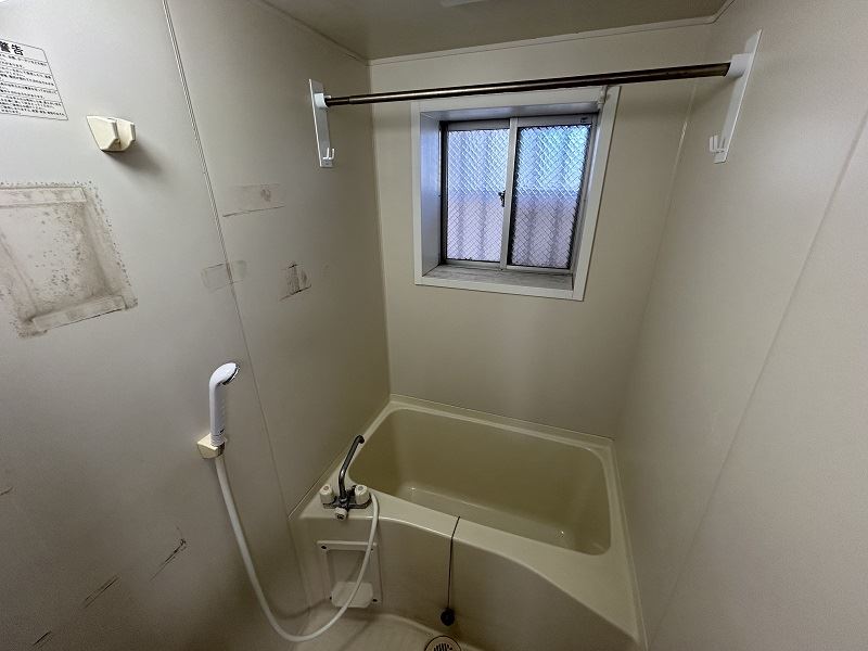 バス・シャワールーム　窓があってお掃除や換気がしやすいバス☆