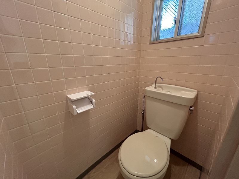 トイレ　洋式トイレです☆こちらにも窓が☆