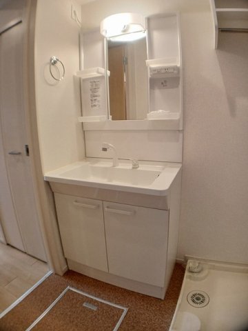 洗面設備　明るい洗面所です