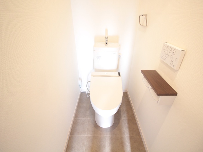 トイレ　※同系タイプ他号室の写真です
