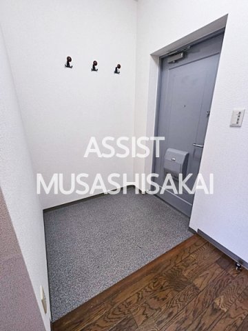 玄関　写真：設備同仕様の別物件です