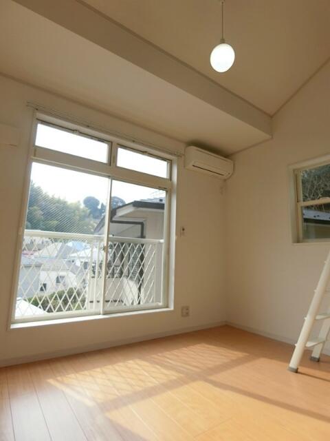 居室・リビング　開放的で明るい室内