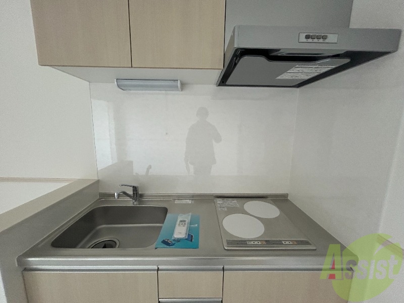 キッチン　２口のＩＨコンロが備え付きのシステムキッチンです。