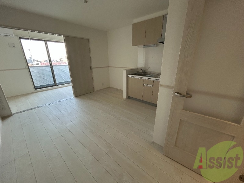 居室・リビング　８．２帖のＬＤＫです。白を基調とした空間がオシャレです。