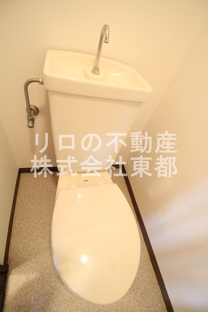 トイレ　白基調で清潔感のあるトイレです♪