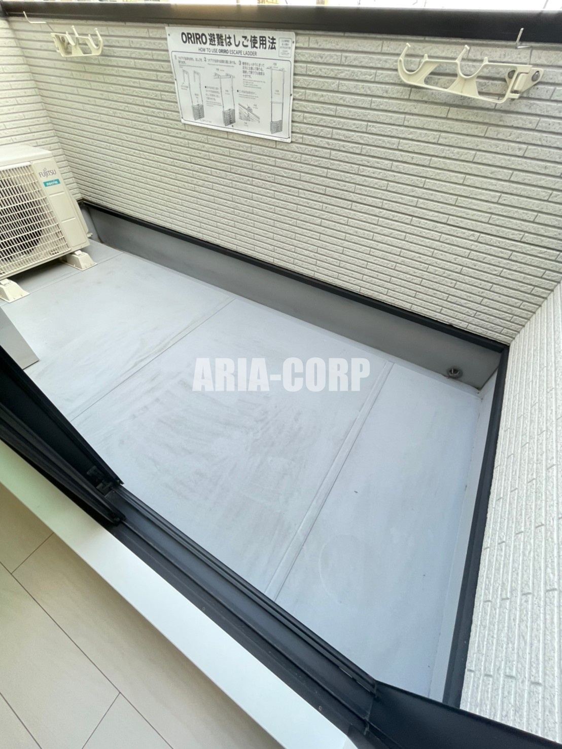 バルコニー　バルコニー、バスルーム、室内物干し機の3か所で洗濯干しが可能