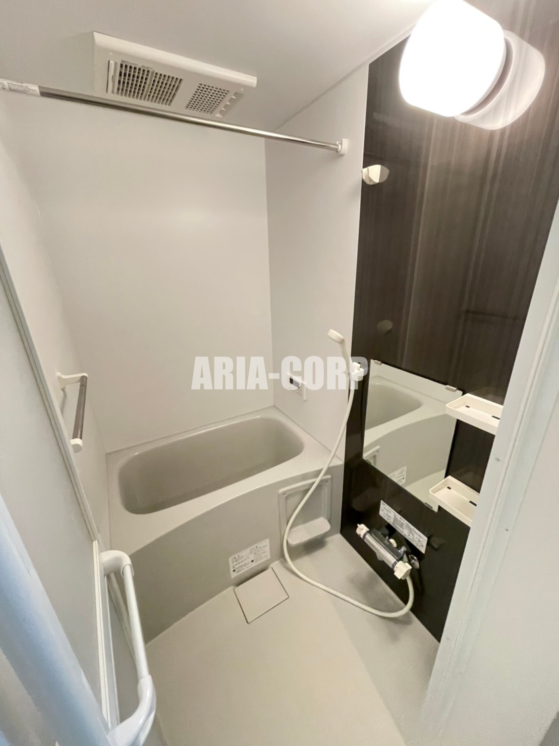 バス・シャワールーム　追い焚き機能付。カラーパネル採用でお洒落なバスルームです♪