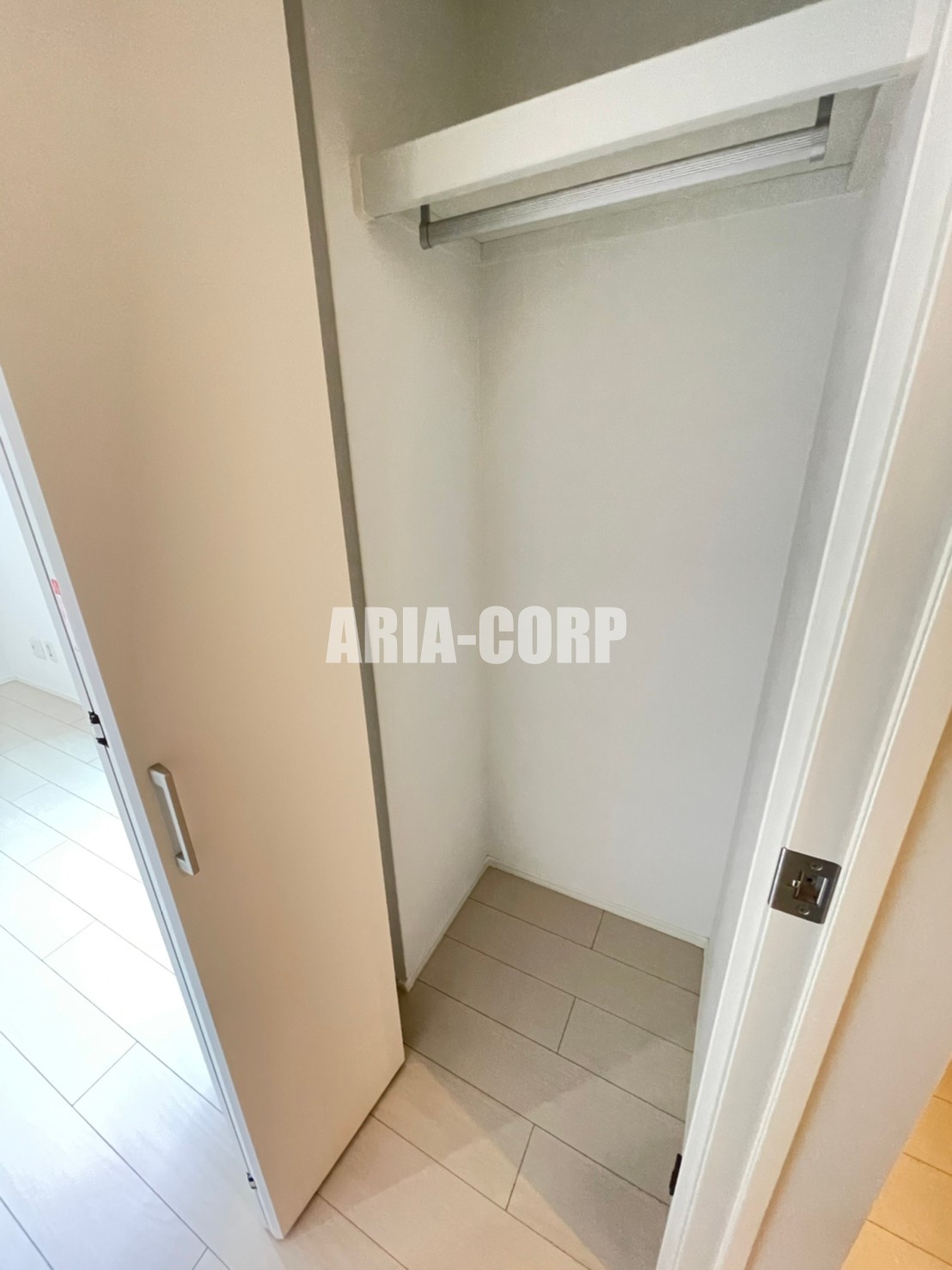 収納　クローゼット。上部には便利な棚がございます！